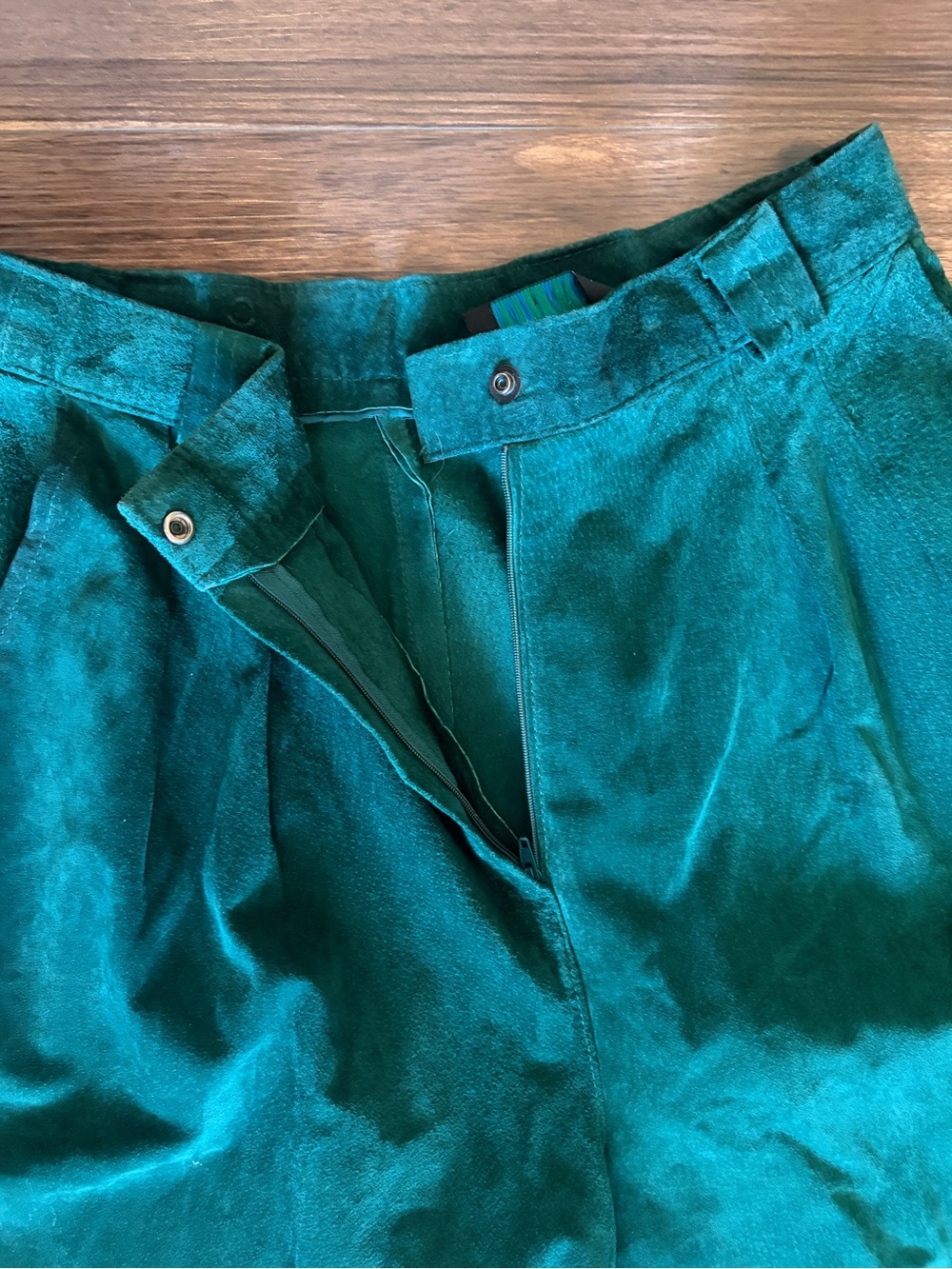 Vintage High-Waist Green leather Women’s Shorts - Picture 13 of 13